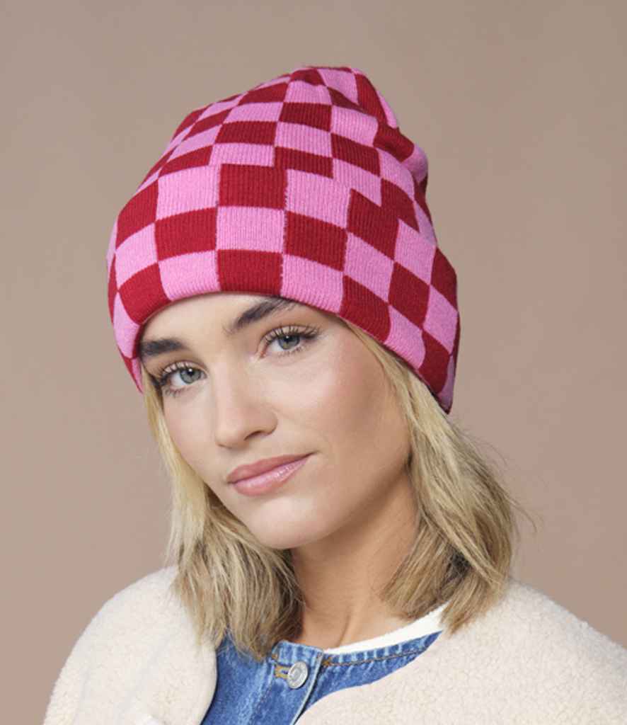 Beechfield Checkerboard Beanie | Classic Red/True Pink